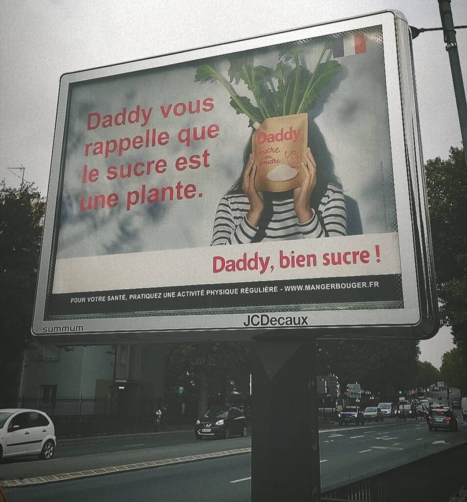 Valla publicitaria en plena calle de Francia como parte de la campaña publicitaria de Daddy