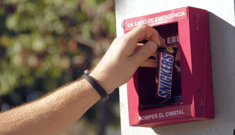 Acción de Marketing de Snickers: una caja de emergencia con barrita dentro